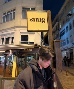 S N U G