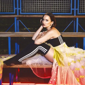 A MAL TIEMPO BUENA CARA by Shirel