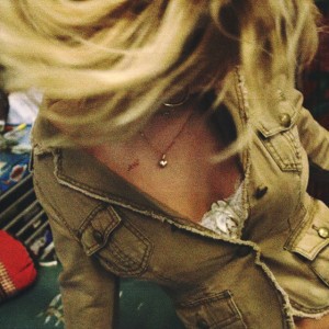 Bliv her lidt endnu (feat. JOSVA)