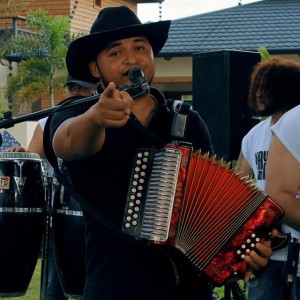 La chiflera que palomo! by Daniel Galan